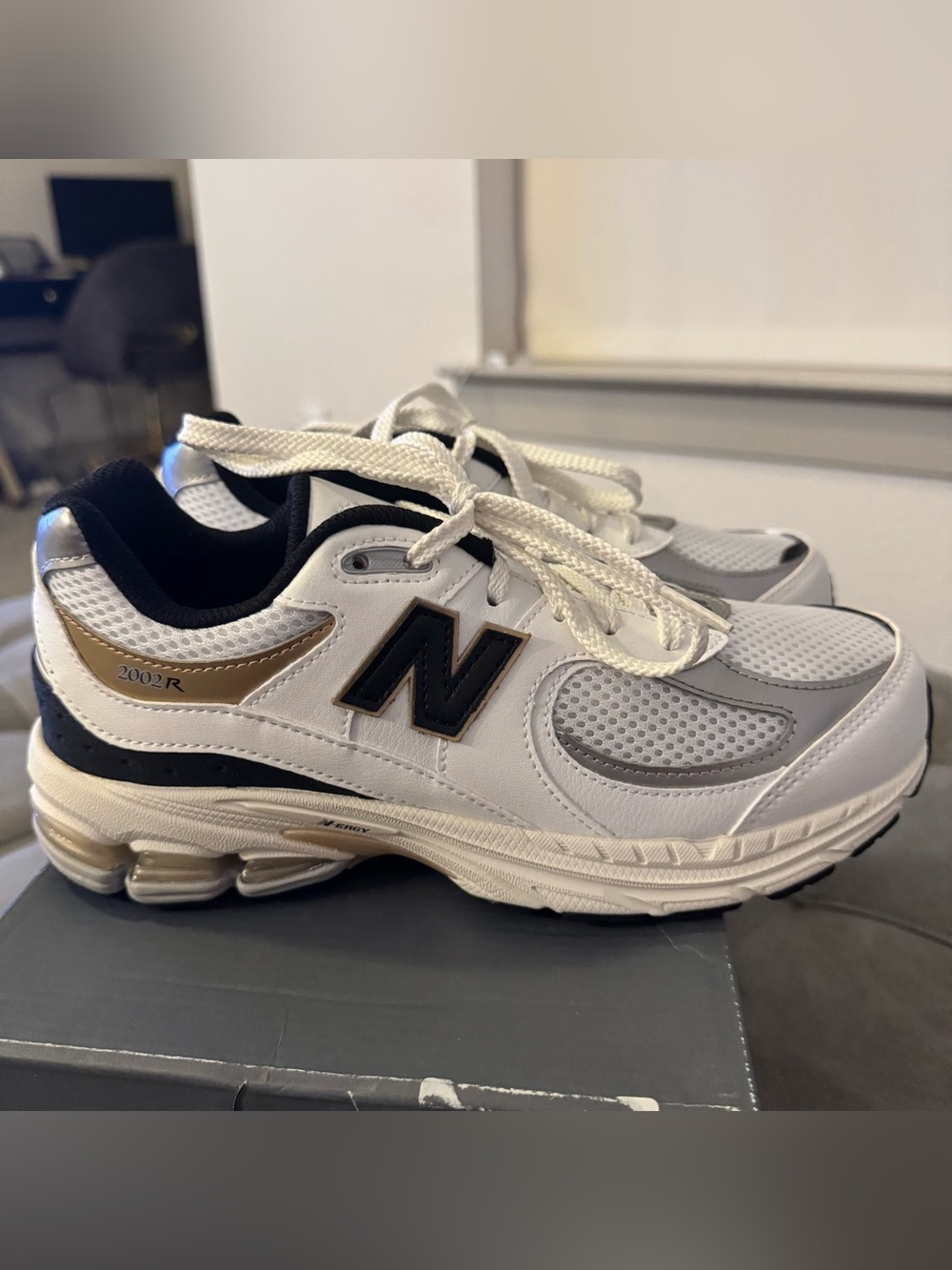 New Balance Women’s White Black Gold 2002R Sneakers Size 8.5W/7Y NIB